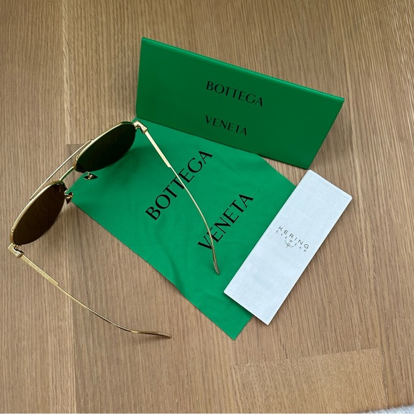 Bottega Venata Sunglasses with Case - Picture 7 of 12